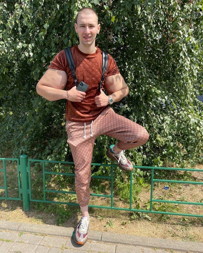 Kirill Tereshin pernah melakukan prosedur berbahaya yang bisa membuat ototnya busuk karena ingin tampil bak Popeye atau Superman. Belakangan obsesinya pun kini merambah pada wajah. Foto: Instagram @ kirilltereshin96