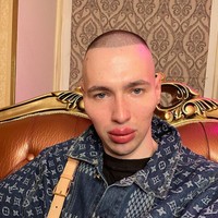 Dalam foto-foto terbarunya, pria 25 tahun tersebut bikin pangling dengan penampilannya. Bisa dilihat jika bagian bibir dan pipinya lebih terisi. Kirill juga tampak memperbaiki rahang dan dahinya sehingga lebih mirip alien daripada manusia.Foto: Instagram @ruki_bazuki_official