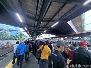 Rute Baru KRL, Begini Kepadatan di Stasiun Tanah Abang Saat Jam Pulang Kerja