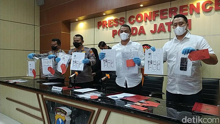 Konferensi pers mengungkap kasus investasi bodong Arisan Love di Polda Jatim
