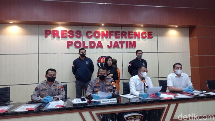 Konferensi pers ungkap kasus investasi bodong di Surabaya di Mapolda Jatim