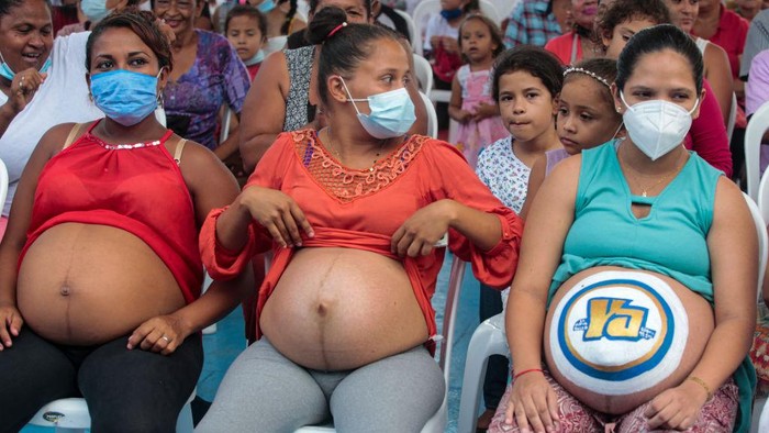 Kontes Perut Ibu Hamil Meriahkan Perayaan Hari Ibu di Nikaragua A pregnant woman participes in