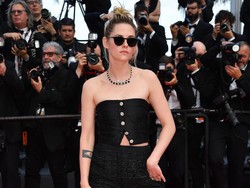 Penampilan Baru Kristen Stewart Disorot, Gaya Maskulin Sambil Pose Seduktif