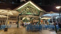 Sangat mudah menemukan tempat ini karena berada di Downtown Core, Area Pusat Singapura tepatnya di 18 Raffles Quay, Singapore 048582. Kamu bisa datang ke sini via MRT (jalan kaki 10 menit) atau langsung dengan taksi.