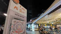 Di balik gedung-gedung yang berdiri di keramaian jalan Singapura, terdapat satu tempat yang mencuri perhatian yaitu Lau Pa Sat.