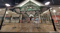 Jika namanya di artikan, Lau Pa Sat berasal dari bahasa Hokian yang artinya old market. Dulunya Lau Pa Sat berfungsi sebagai pasar ikan yang khusus melayani kolonial Singapura awal. Sekarang dia menjadi spot kuliner dengan julukan food court tertua di Singapura.