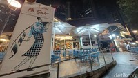 Walau ini spot kuliner dengan beragam makanan, Lau Pa Sat sangat bersih dan tertata rapi lho. Meja-meja kecil tertata rapi juga di depan kedai-kedai.