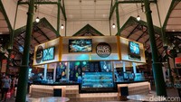 Tempatnya tidaklah besar namun banyak toko-toko yang menjual aneka kuliner di dalamnya. Ada makanan khas Singapura, Turki, Korea, Vietnam, China dan banyak lainnya lengkap pula dengan minumannya. Tenang, ada tanda makanan halal dan tidak kok.