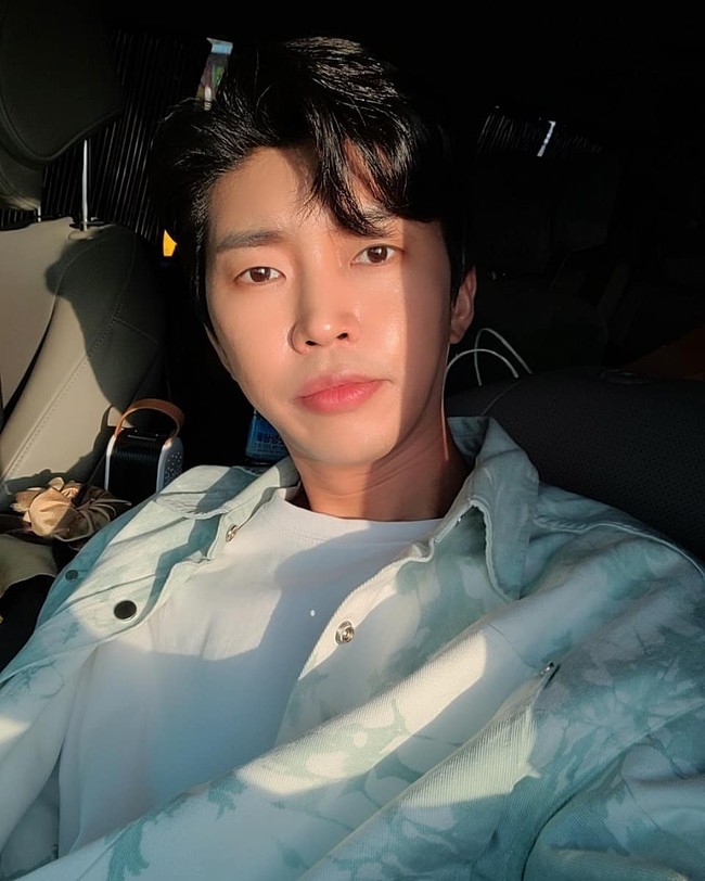 Lim Young Woong merupakan penyanyi trot populer (genre musik Korea yang serupa dengan dangdut) dengan reputasi yang baik. Meskipun terkenal di kalangan orang tua, lagunya selalu menjuarai tangga lagu. Bahkan setiap tampil di acara musik, dia selalu mendapat poin tinggi dan menjadi pesaing grup KPop seperti BTS dan EXO. Foto: dok. Instagram @im_hero____