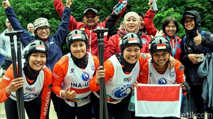 Lima atlet Arung Jeram asal Kecamatan Cikidang, Kabupaten Sukabumi itu mengibarkan bendera merah putih dari nomor Head to Head (H2H) dan nomor Slalom di Sungai Vrbas, Banjaluka.