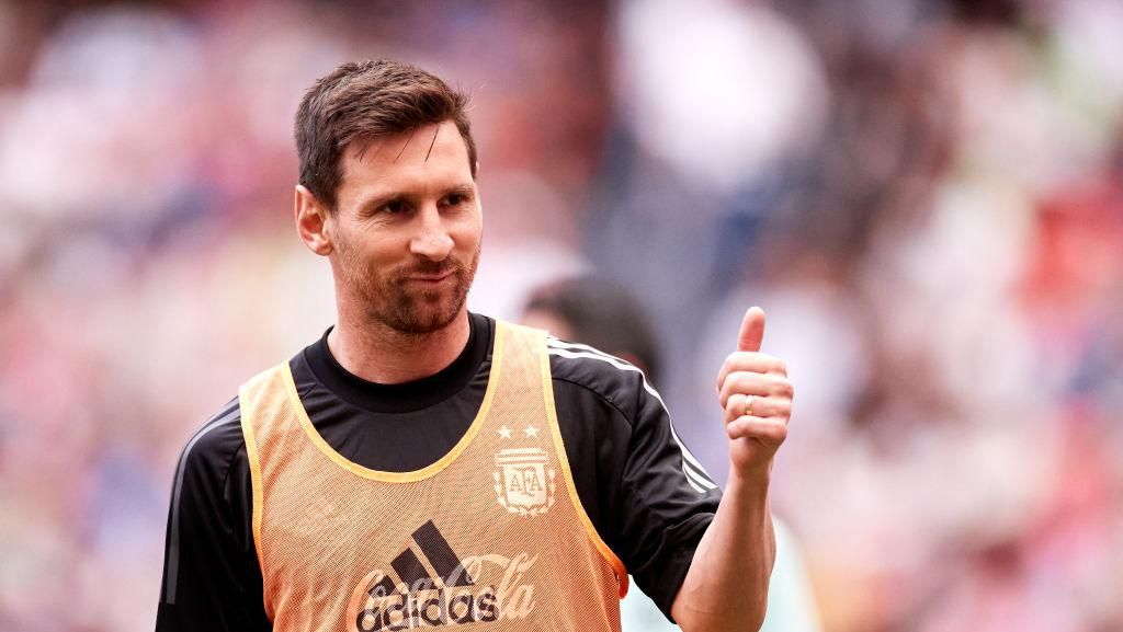 Senyum Messi Dikepung Ratusan Orang