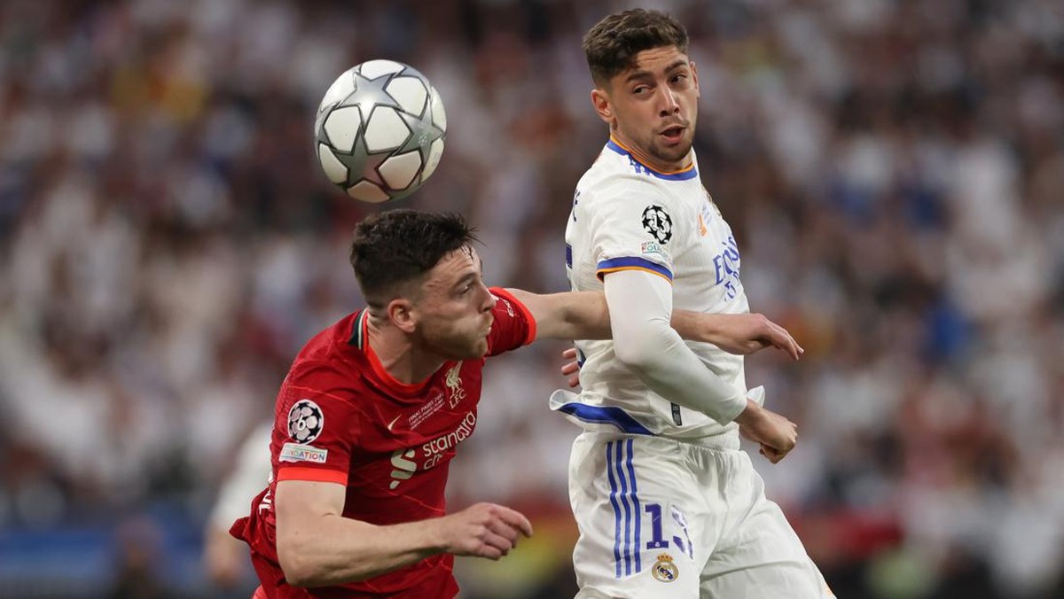 Pemain Real Madrid Federico Valverde sukses mengawal bek kiri Liverpool Andy Robertson. Foto: Getty Images/Jonathan Moscrop