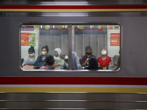 Duduk Perkara Ibu-ibu di KRL Marahi Penumpang Duduk Kaki Bersilang