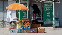 Melansir Reuters, Selasa, (31/5/2022), Rusia merebut kendali penuh Mariupol awal bulan ini ketika lebih dari 2.400 pejuang Ukraina yang bertahan menyerah di pabrik baja Azovstal yang terkepung. Perebutan Mariupol oleh Moskow membantunya mengamankan kendali penuh atas pantai Laut Azov dan menciptakan jembatan darat yang menghubungkan daratan Rusia ke Krimea, yang dianeksasi dari Ukraina pada 2014.