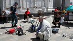 Wajah-wajah Lesu di Kota Mariupol yang Dikuasai Rusia