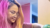 Jalani hidup sehat, Marshanda pilih meracik susu almond sendiri. Sebelum tidur bikin susu almond dulu, katanya di keterangan video.