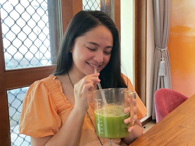 Marshanda Hidup Sehat, Minum Jus Hijau dan Bikin Susu Almond Sendiri