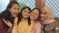 Love of my life, kata Marshanda di keterangan foto. Ia tampak sangat bahagia karena mendapat kejutan kue cokelat dari orang-orang terdekat di hari ulang tahunnya.