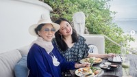 Masih dari momen liburan di Bali, Marshanda memamerkan senyum bahagia ketika menikmati hidangan sarapan gaya Barat dengan pemandangan yang keren.