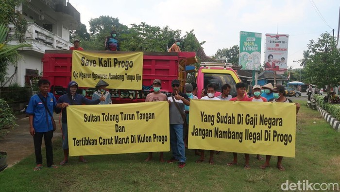 Massa aksi demo minta penambang ilegal di Sungai Progo ditertibkan, Selasa (31/5/2022).