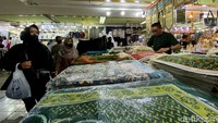 Sejumlah pengunjung berdatangan ke sana untuk membeli beragam oleh-oleh haji dan umroh.