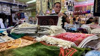 Diketahui, beragam oleh-oleh dijual di sana, lengkap dan ragamnya seperti yang dijual oleh pedagang yang ada di Arab Saudi.