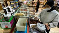 Terbatasnya bagasi pesawat, membuat jemaah haji tidak dapat membawa oleh-oleh dari Arab Saudi dalam jumlah banyak. Mensiasati hal tersebut, sejumlah warga memilih berbelanja oleh-oleh haji di Pasar Baru Kota Bandung.