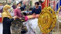 Beragam oleh-oleh dijual di sana, lengkap dan ragamnya seperti yang dijual oleh pedagang yang ada di Arab Saudi.