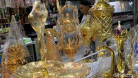 Muhammad Ramdani, salah seorang pedagang oleh-oleh di pasar tersebut mengatakan pelonggaran aturan pembatasan COVID-19 yang memungkinkan umat Muslim Indonesia untuk melaksanakan haji dan umroh membuat usaha miliknya kembali bergeliat usai sebelumnya sepi pembeli akibat pandemi.