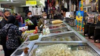 Menurutnya, kenaikan pembeli baru dirasakan sekitar 50 persen. Ramdani menilai, pendapatannya belum normal dan berharap di ibadah haji tahun ini perekonomian pedagang oleh-oleh kembali bergeliat.