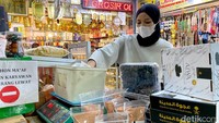 Sentra oleh-oleh haji dan umroh di Pasar Baru Kota Bandung kembali bergeliat setelah 2 tahun terdampak pandemi COVID-19, Selasa (31/5/2022).