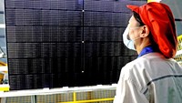 Seorang pekerja tengah memproduksi panel surya di salah satu pabrik yang berada di kawasan Lianyungang, Provinsi Jiangsu, China.