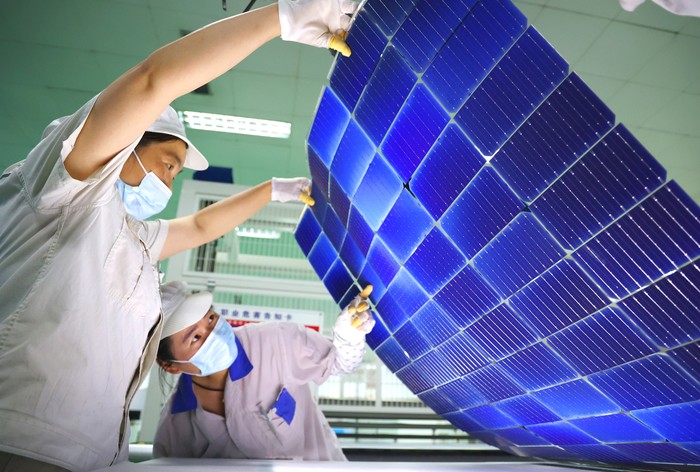 Panel surya merupakan salah satu teknologi ramah lingkungan yang populer di kalangan masyarakat. Seperti apa sih proses pembuatannya? Lihat yuk.