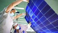 Sejumlah pekerja memeriksa bagian panel surya sebelum dipersiapkan untuk diekspor di salah satu pabrik yang berada di kawasan Lianyungang, Provinsi Jiangsu, China, Senin (30/5/2022).