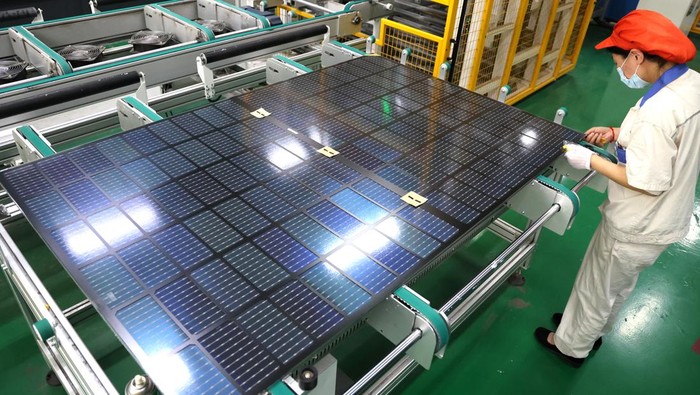 Melihat dari Dekat Proses Pembuatan Panel Surya Panel surya merupakan salah satu teknologi ramah lingkungan yang populer di kalangan masyarakat. Seperti apa sih proses pembuatannya? Lihat yuk.