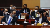 Dalam rapat tersebut, Komisi I DPR mempertanyakan kepada Menlu Retno terkait larangan Pemerintah Arab Saudi kepada warganya untuk berpergian ke-16 negara, termasuk Indonesia karena wabah Covid-19 yang dianggap masih berbahaya.