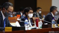 Retno Marsudi pun menjawab terkait kebijakan tersebut pihak Kementerian Luar Negeri Indonesia sudah proaktif menanyakan kepada pihak Arab Saudi, baik melalui Duta Besar (Dubes) RI di Arab Saudi, Dubes Arab Saudi di Indonesia maupun dirinya mengontak langsung Menlu Arab Saudi.