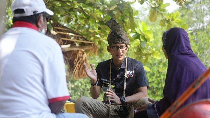 Menparekraf Sandiaga Uno mendatangi Desa Wisata Kampung Tua Bakau Serip, Batam, Kepulauan Riau.