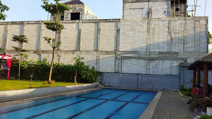 Anggota DPRD DKI Jakarta Komisi D, August Hamonangan mengkritik kinerja Pemprov DKI Jakarta terkait lemahnya pengawasan terhadap bangunan pelanggar Perda di DKI Jakarta. 

Pihaknya mendapat banyak keluhan dari warga Komplek Jerman, RT 02/03, Kelurahan Pesanggrahan, Jakarta Selatan, terkait adanya pembiaran bangunan yang diduga kuat melanggar Perda.