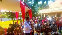 Bahkan, bangunan diduga melanggar itu justru mendapatkan izin mendirikan bangunan (IMB). Meski bangunan diduga telah melanggar garis sempadan bangunan (GSB) dan garis sempadan sungai (GSS). Sebagai tindaklanjut dari adanya laporan warga, August melakukan sosialisasi Peraturan Daerah (Perda) di Komplek Jerman, RT 02/03, Kelurahan Pesanggrahan, Jakarta Selatan.