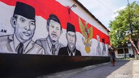 Sejumlah gambar mural pahlawan nasional seperti Soekarno, Pangeran Diponegoro, Pangeran Antasari, dan Cut Nyak Dien bersanding dengan lambang negara burung Garuda