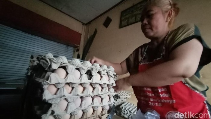 Nunung, salah satu pedagang di Pasar Wlingi Blitar yang mengeluhkan harga telur ayam naik