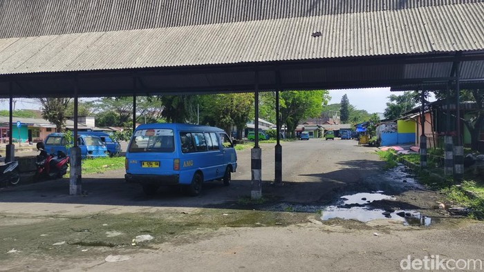 Pak Brewok bersama angkot AMG
