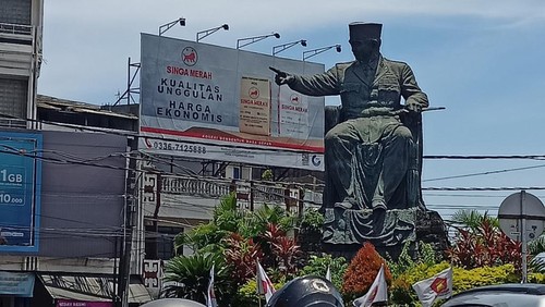 Patung Bung Karno karya seniman Nyoman Nuarta di bundaran Kediri Tabanan.