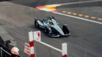 Sebelum terjun ke Formula E, pebalap asal Belgia ini sempat berkarier di F1. Vandoorne menjadi pebalap penuh McLaren pada tahun 2017, setelah melakukan debutnya di Grand Prix Bahrain 2016. Dia kemudian cabut dari F1 karena tak kunjung kompetitif pada 2018. Foto: Instagram @svandoorne