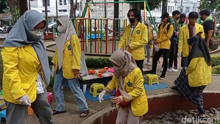 Pegiat anti tembakau di Kota Tasikmalaya melakukan aksi pungut kuntung rokok.
