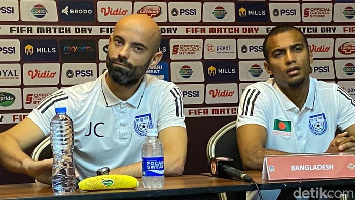 Pelatih Bangladesh Javier Fernandez dan pemain Jamal Bhuyan.