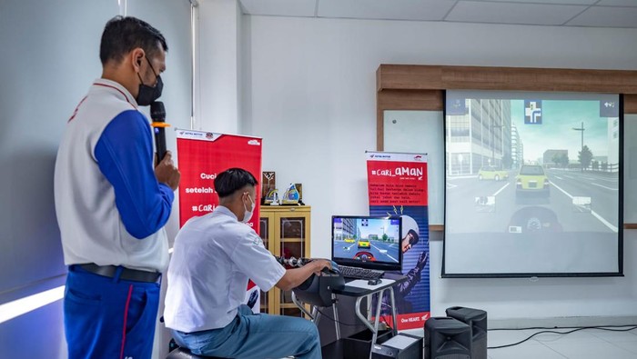 Pelatihan berkendara Prioritaskan keamaan dalam berkendara, PT. Astra International Tbk melelaui Yayasan Pendidikan Astra β Michael D. Ruslim (YPA-MDR) kembali menggelar pelatihan aman berlalu lintas untuk siswa-siswi binaan SMKN 1 Pandak dan SMPN 4 Pandak Kabupaten Bantul di Astra Motor Safety Riding Center Yogyakarta (31/05).
