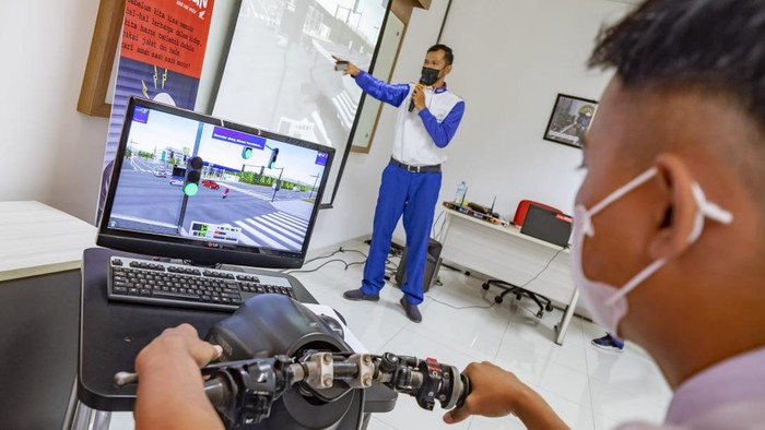 Pelatihan berkendara Prioritaskan keamaan dalam berkendara, PT. Astra International Tbk melelaui Yayasan Pendidikan Astra β Michael D. Ruslim (YPA-MDR) kembali menggelar pelatihan aman berlalu lintas untuk siswa-siswi binaan SMKN 1 Pandak dan SMPN 4 Pandak Kabupaten Bantul di Astra Motor Safety Riding Center Yogyakarta (31/05).