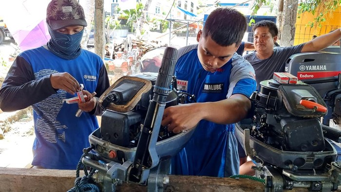 Pelatihan Perbaikan dan Servis Mesin Kapal untuk Nelayan Guna meningkatkan kapasitas para nelayan kecil yang ada di Karangasem, Bali untuk hal perbengkelan mesin tempel, Distributor Yamaha Marine Indonesia memberikan pelatihan dan perawatannya.